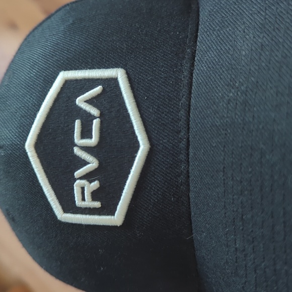 RVCA. Commonwealth Snapback Hat. Like New. - Picture 6 of 8